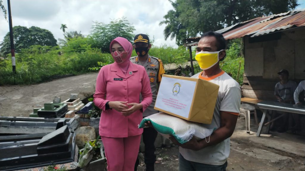 Sambangi Warga Kapolres PALI Bersama Istri Serakan Bantuan Sembako Masyarkat Terdampak Covid 19 IMG 20200819 WA0023