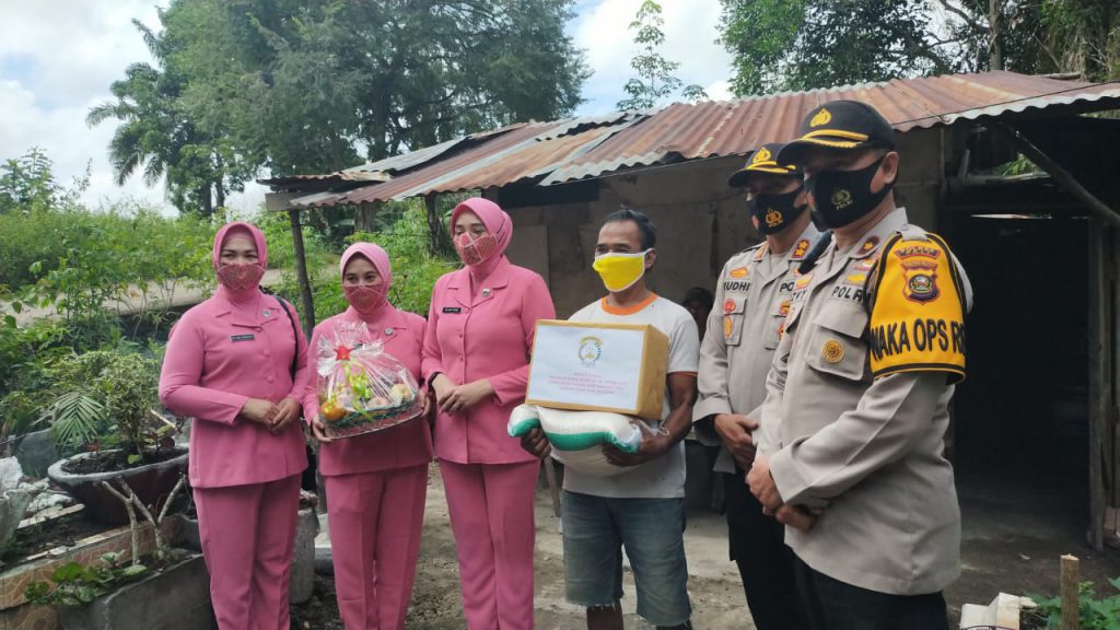 Sambangi Warga Kapolres PALI Bersama Istri Serakan Bantuan Sembako Masyarkat Terdampak Covid 19 Kapolres PALI AKBP Yudhi Suhariyadi Sik bersam Ketua Bhayangkari Kiky Yudhi Suhariyadi di dampingi Wakapolres PALI Kompol M Rizvy SH,