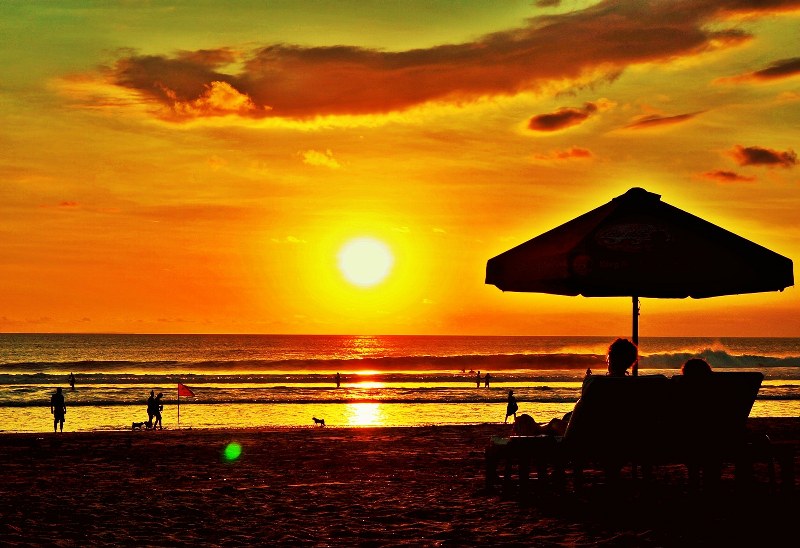 Sunset di Pantai Kuta, Bali. Beeewwt.....Indahnya...