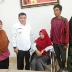 Setahun Lumpuh Rosdiana , Ngadu ke Bupati Setahun Lumpuh Rosdiana , Ngadu ke Bupati