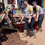 Longsor Timbun  Tiga Rumah   di Pendopo Barat,  Seorang penghuni Syok dan Lumpuh