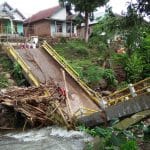Jembatan di Niur Empatlawang Patah Dua Diterjang Arus Sungai