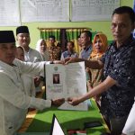 Dahlan Menyerahkan Berkas Ke Panitia Pilkades Desa Gunung Meraksa Dahlan Menyerahkan Berkas Ke Panitia Pilkades Desa Gunung Meraksa