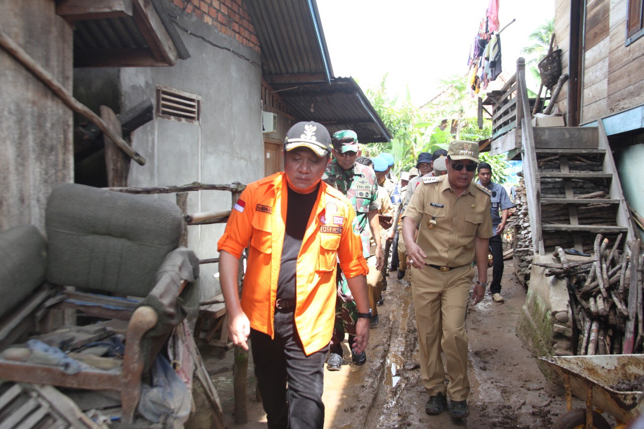 Gubernur Sumsel H Herman Deru saat blusukan ke kawasan masyarakat miskin