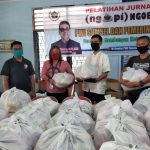 PWI Sumsel Peduli Bagikan Paket Sembako, Masker dan Vitamin PWI Sumsel Peduli Bagikan Paket Sembako, Masker dan Vitamin