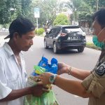 Kompol Zainuri dan Anggota Bagikan Sembako ke Kaum Dhuafa