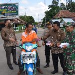 Laksanakan Instruksi Bupati DRA, Camat Sungai Keruh Bagikan Masker ke Warga Laksanakan Instruksi Bupati DRA, Camat Sungai Keruh Bagikan Masker ke Warga