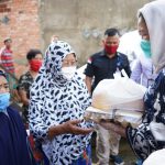 Feby Deru Blusukan Bagikan Sembako Feby Deru Blusukan Bagikan Sembako