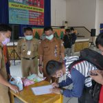 Humas Satgas Covid-19 OKU Memberikan Beras dan Masker Kepada Wartawan