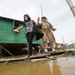 Blusukan Ke Rumah Rakit, Feby Deru Bagikan 100 Paket Sembako