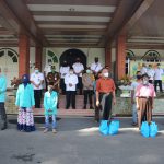 Bupati OKU Kuryana Aziz Menyerahkan Secara Simbolis Bantuan Pakai Siswa/I TPA Al Ikhlas Desa Durian
