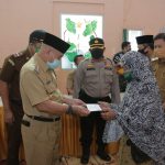 Bupati OKU Menyerahkan Secara Langsung BLT DD