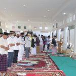 Bupati OKU Kuryana Aziz Melaksanakan Sholat idul Fitri 1441 H Bersama Keluarga