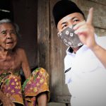 Nenek Zumiah Berusia 100 Tahun Warga Talang Piase Mendapatkan BLT Dana Desa