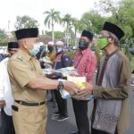 Bupati Menyerahkan Bantuan Langsung Sembako Ke MUI