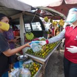 Peduli Pedagang Pasar Tradisional, Feby Deru Beri Bantuan APD, Bagikan Masker  Fece Shields di Kebon Semai dan Sekip Ujung