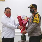 Datangi Kantor Bupati Muba, Kapolres Berikan Buket Bunga Tanda Cinta Kasih Polri Datangi Kantor Bupati Muba, Kapolres Berikan Buket Bunga Tanda Cinta Kasih Polri