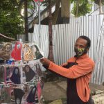 Demi Bertahan Hidup, Mencoba Jual Masker di Pinggir Jalan