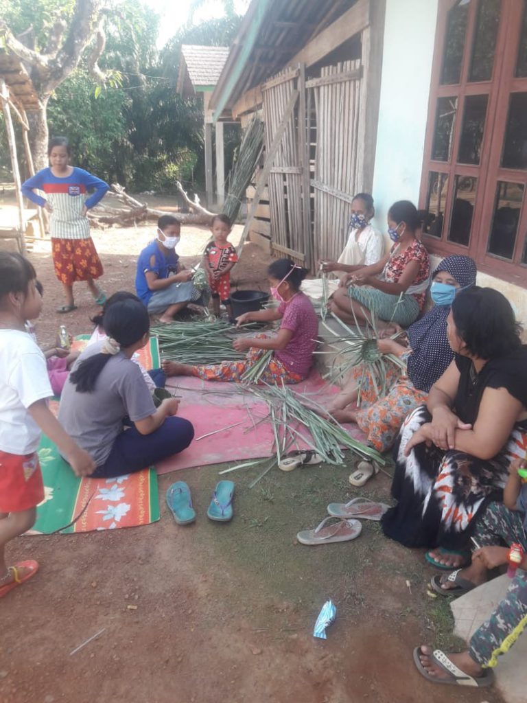 Emak-emak di Babat Supat Buat Wadah Anyaman untuk Daging Qurban, Upaya Tekan Penggunaan Sampah Plastik Saat Idul Adha 0F589C81 9A1F 4FEC 8CFC B8BDAD8CAA60
