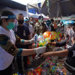Cegah Penyebaran Covid, Feby Deru Bagi-Bagi Face Shield ke Tiga Pasar Tradisional
