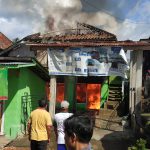 Diduga Korsleting Listrik Satu Rumah di Ujan Mas Terbakar