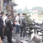 Bupati OKU Memberikan Bantuan Langsung Pada Korban Kebakaran