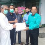 Komisi I DPRD Sumsel Serahkan APD Untuk RSUD Palembang Bari