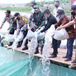 Kapolda dan Pangdam Tabur Benih Ikan di Ogan Ilir