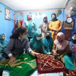 Feby Deru Harapkan Kain Sulam Angkinan Lebih Dikenal Khalayak Ketua Dekranasda Tinjau Sentra Industri Kerajinan Sulam Angkinan Tanjung Batu Kab. OKU Timur Feby Deru Harapkan Kain Sulam Angkinan Lebih Dikenal Khalayak Ketua Dekranasda Tinjau Sentra Industri Kerajinan Sulam Angkinan Tanjung Batu Kab. OKU Timur