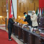 Sekda Nasrun Umar Dengarkan Penyampaian Pemandangan Umum Fraksi DPRD Sumsel Terhadap 3 Raperda Provinsi Sumsel Sekda Nasrun Umar Dengarkan Penyampaian Pemandangan Umum Fraksi DPRD Sumsel Terhadap 3 Raperda Provinsi Sumsel