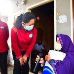 Peringati Hari Ibu, Feby  Deru Bagi bagi Paket Sembako
