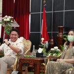Deru dan Istri Ngobrol Santai dalam Rangka Hari Ibu Deru dan Istri Ngobrol Santai dalam Rangka Hari Ibu