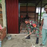 Mendukung TMMD Ke-110 Kodim O313/KPR Babinsa Koramil 12/XIII Koto Kampar Bantu Bangun Rumah Warga Desa Binaan Wujud Kemanunggalan TNI-Rakyat