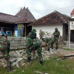 Satgas TMMD 110 Bojonegoro Rapikan Material Dihalaman Balai Desa Ngrancang