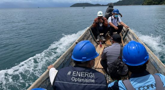 Menerjang Ombak Demi Menerangi Kepulauan Masaloka Raya