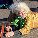Viral!! Seorang Nenek Ukraina 79 Tahun Tenteng AK-47, Ikut Latihan Perang Hadapi Rusia