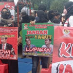 Massa Aksi 2503 Bentangkan Poster "Gagal Urus Negara, Jokowi Mundur"