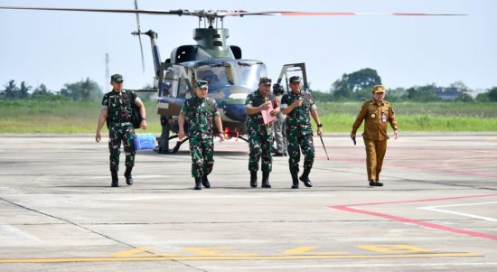 Gunakan Helikopter Bell 412, Kasad Pantau Potensi Rahwan Karhutla di Jambi