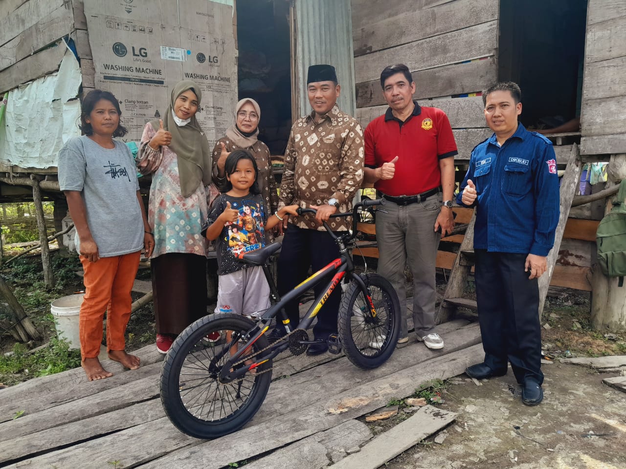 Luna Maya Kembali Sekolah Hingga Dibelikan Sepeda
