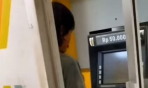 Video Orang-orang Antre 30 Menit di Luar Bilik ATM, Ternyata Orang di Dalamnya Bikin Syok...