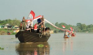 Kecamatan Bayung Lencir Bentangkan Bendera Merah Putih 177 Meter di Sungai Lalan