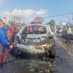 Mobil Mewah Terbakar Saat Melintas di Jalan Demang Lebar Daun