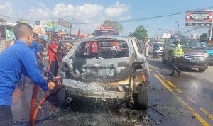Mobil Mewah Terbakar Saat Melintas di Jalan Demang Lebar Daun