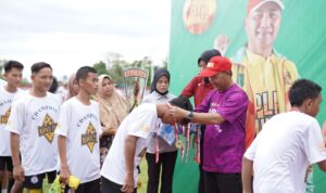 Pj Bupati Muba Serahkan Piala Kejuaraan Daerah Sepak Bola Bupati Cup 2022