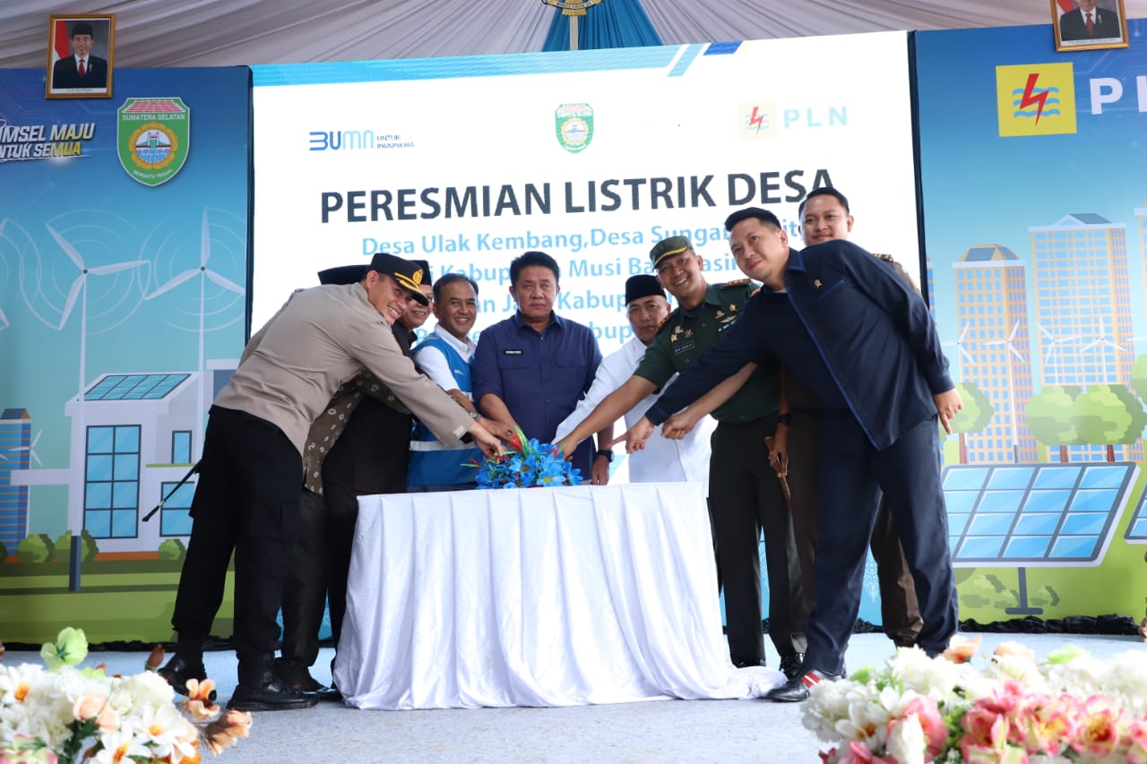Warga Desa Ulak Kembang dan Sungai Angit Akhirnya Nikmati Aliran Listrik