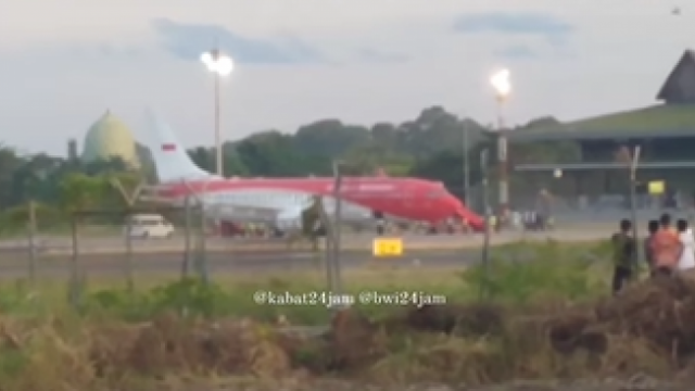 Video Pria Banyuwangi Heboh Cuma Lihat Kakinya Pak Jokowi di Bandara: Ketok Sikile Tok, Ya Allahhhh...