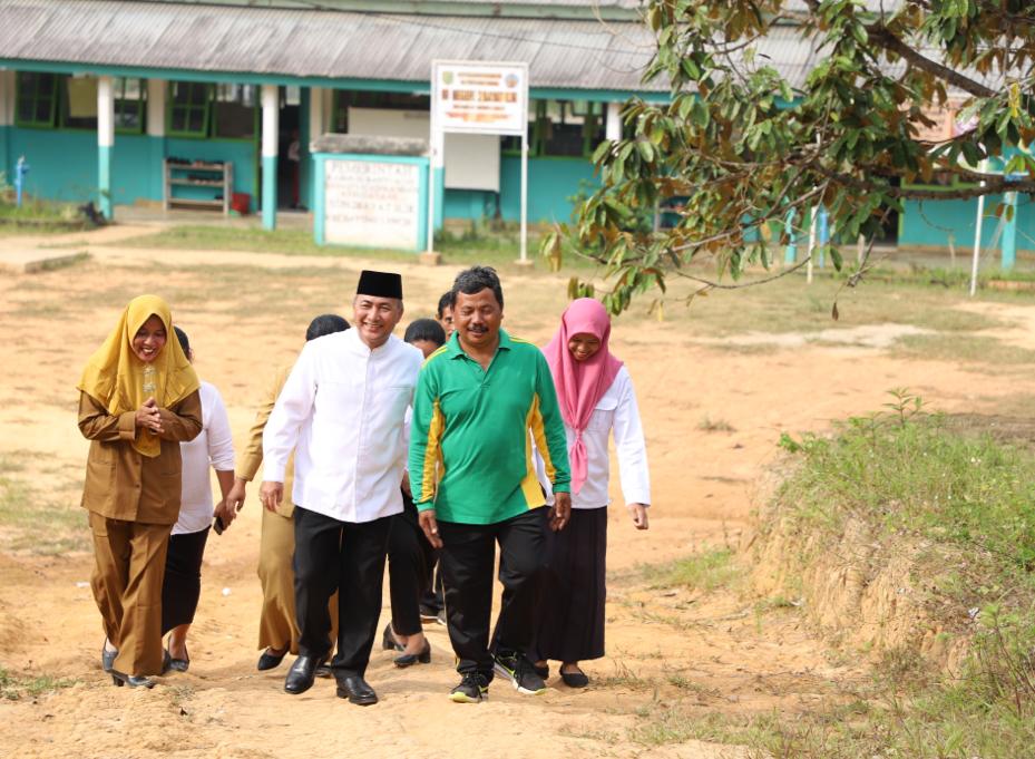Guru dan Siswa SDN 2 Bayat Ilir Curhat ke Pj Bupati Muba