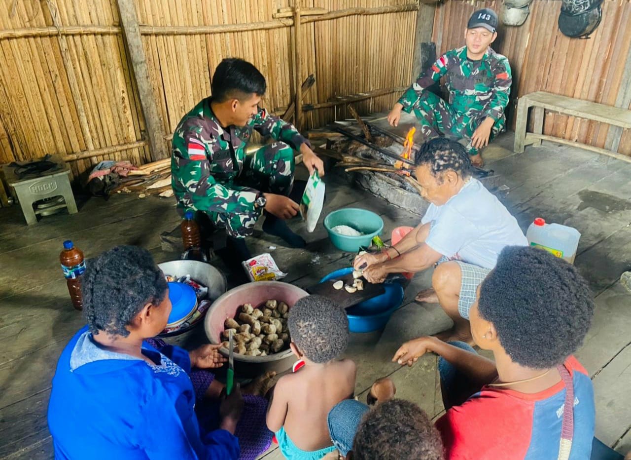 TINGKATKAN KEAKRABAN, SATGAS YONIF 143/TWEJ MASUK DAPUR WARGA PERBATASAN PAPUA