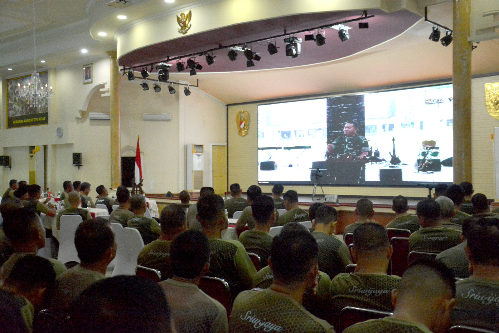 PANGDAM II/SRIWIJAYA IKUTI ACARA GRAND LAUNCHING APP ETWP - AD DAN PENYERAHAN SIMBOLIS GAM PNS TNI AD MELALUI VICON