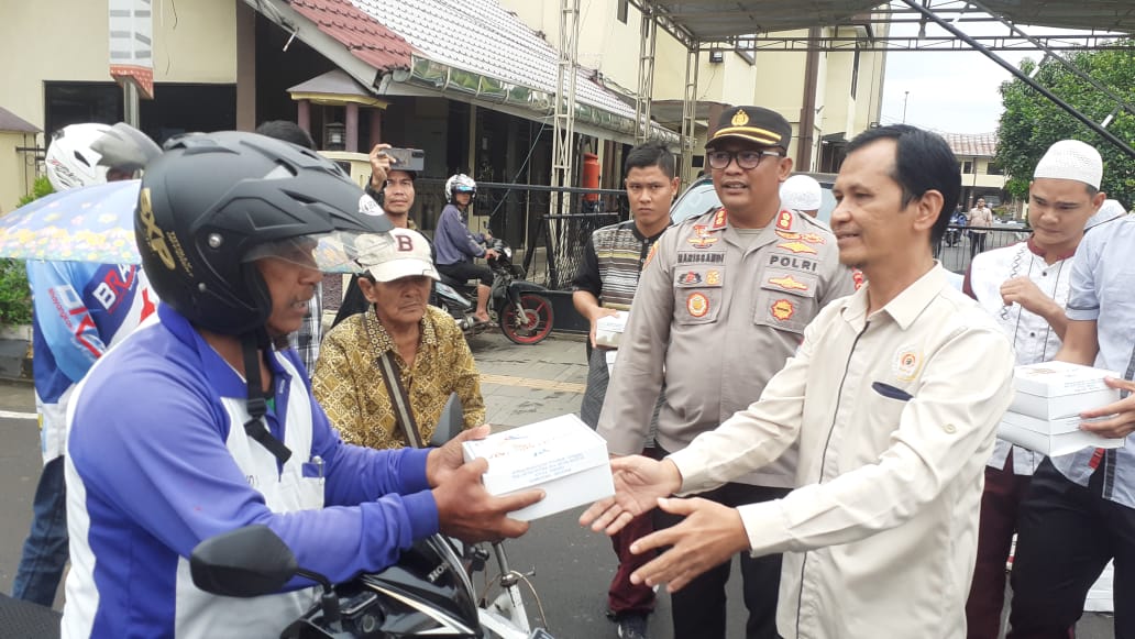Memperingati HPN, Polres - PWI Lubuklinggau Kolaborasi Bagikan Nasi Kotak